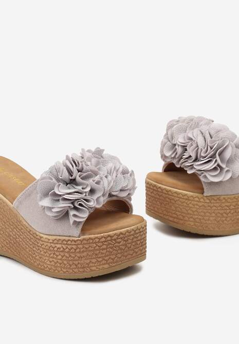 Szare Klapki z Aplikacją Kwiatka i Plecionym Koturnem Ilathia