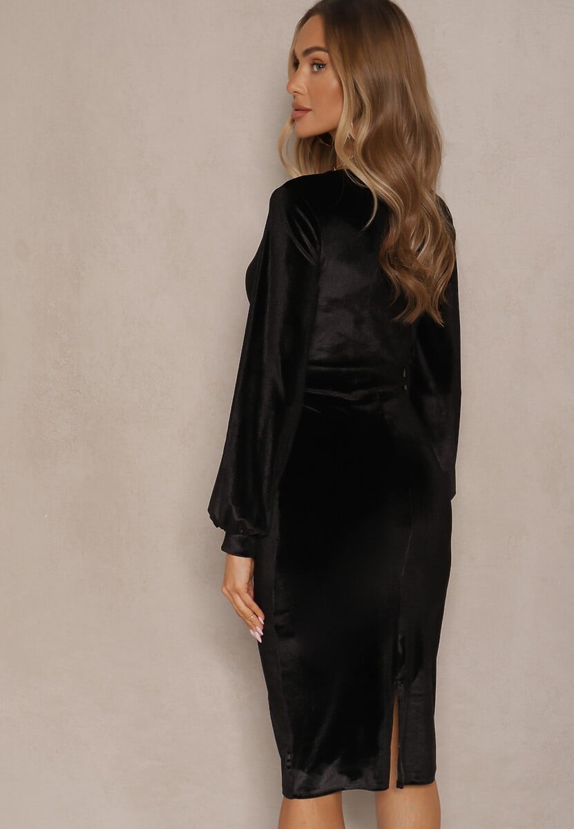 Czarna Sukienka z Weluru o Dopasowanym Kroju i Dekolcie w V Wiolette