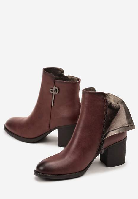 Bordowe Botki na Obcasie Typu Słupek z Metalowym Zdobieniem Hanilena