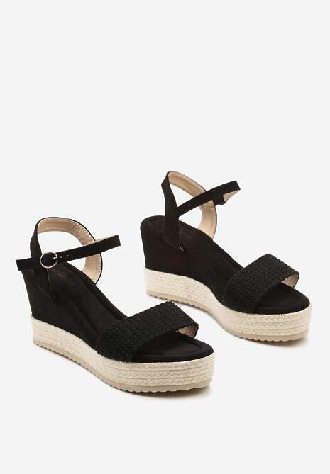 Czarne Sandały na Koturnie Wykończonym Plecionką z Rafii i Zapięciem przy Kostce Kionara