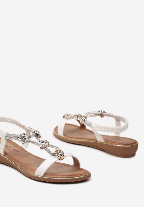 Białe Sandały z Metalową Aplikacją oraz Cyrkoniami Novaress