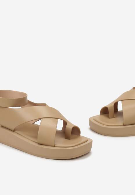 Ciemnobeżowe Sandały na Niskiej Platformie w Stylu Japonek ze Sprzączką Upionne