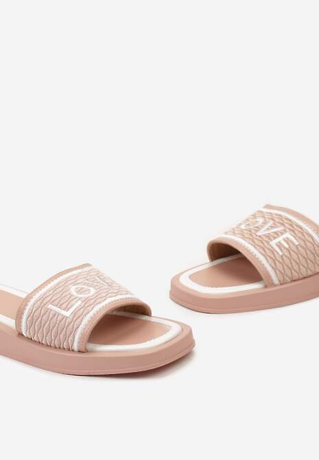 Różowe Klapki z Ozdobnym Napisem na Cholewce i Noskiem w Kwadrat Optizoria