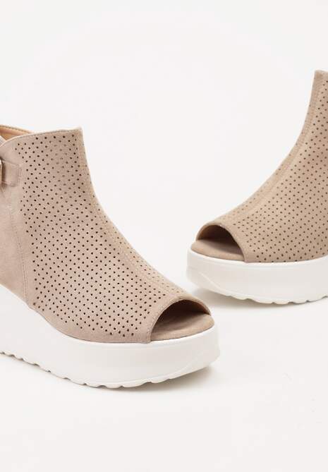 Beżowe Ażurowe Sandały na Koturnie z Noskiem Peep Toe i Odkrytą Piętą Bhanios