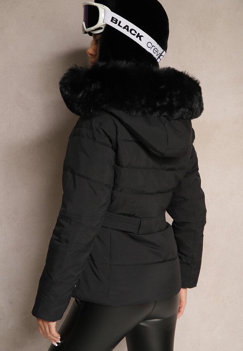 Czarna Zimowa Kurtka z Pikowanymi Przeszyciami Kapturem z Futerkiem i Paskiem w Talii Hetisha