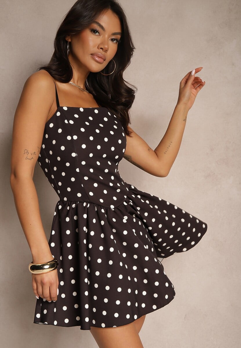 Biała Taliowana Sukienka o Rozkloszowanym Dole w Kropki Milretis