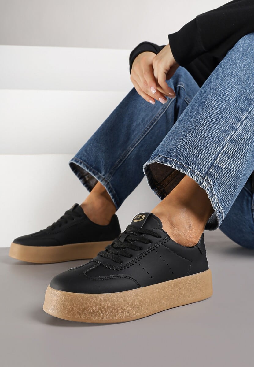 Czarne Sneakersy na Platformie Ozdobione Perforacją Haladina