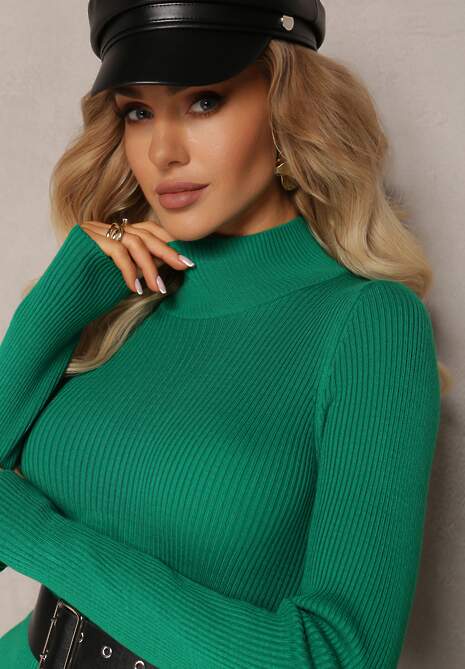Zielona Sweterkowa Sukienka Mini z Prążkowanej Dzianiny z Półgolfem Soamlata