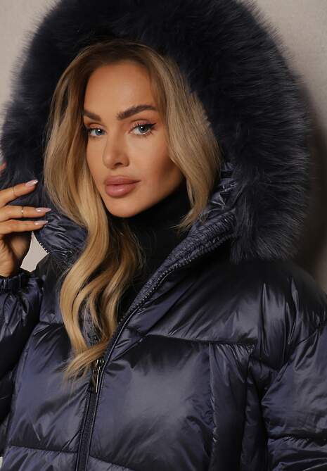 Granatowa Pikowana Kurtka o Krótkim Kroju z Kapturem Ozdobionym Odpinanym Futrem Vamiana