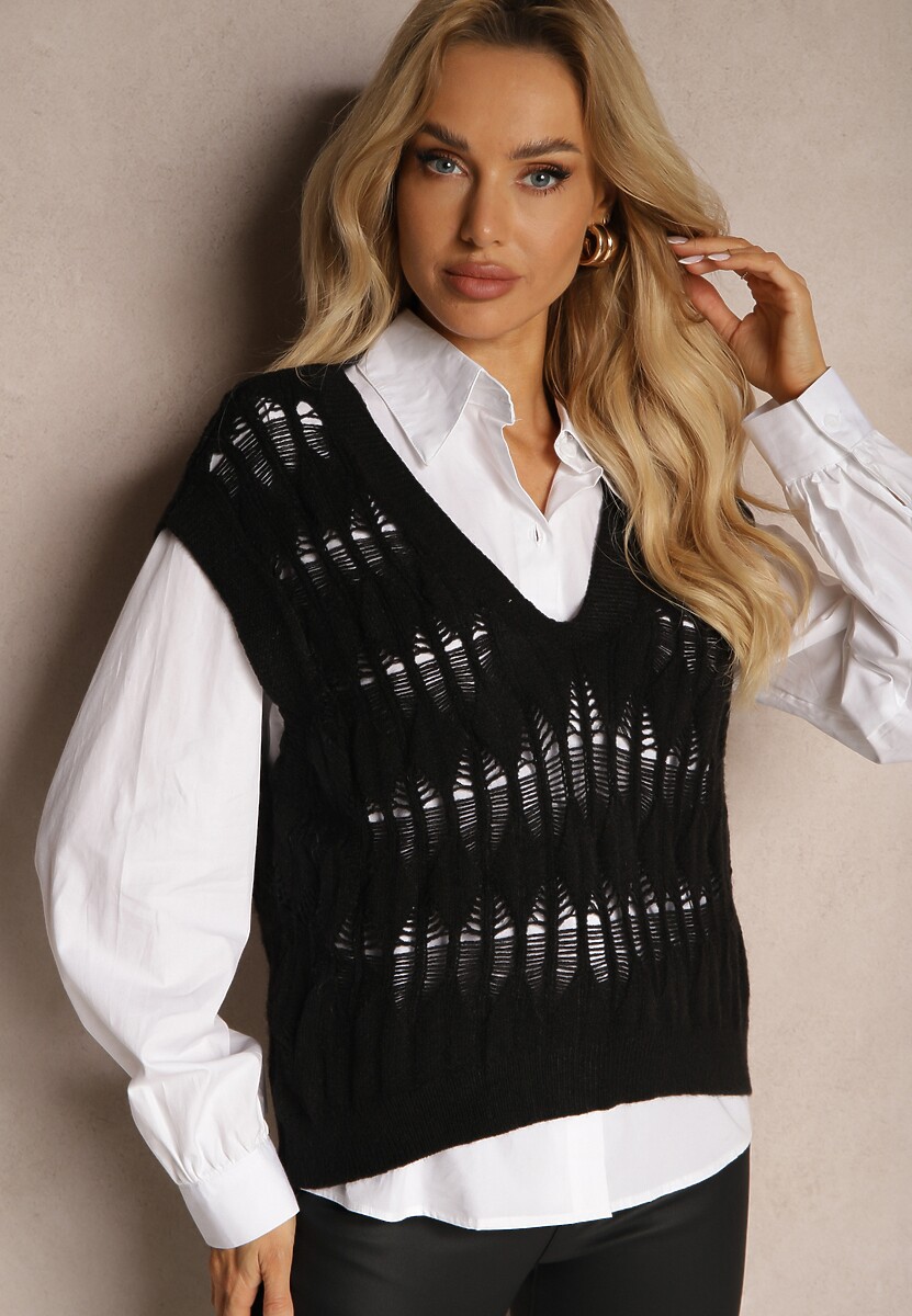 Biała Koszula z Szarą Sweterkową Kamizelką przez Głowę Irithania