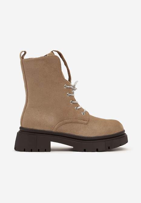 Ciemnobeżowe Botki Typu Traperki z Imitacji Zamszu na Platformie Ozdobione Ćwiekami przy Języku Evirira