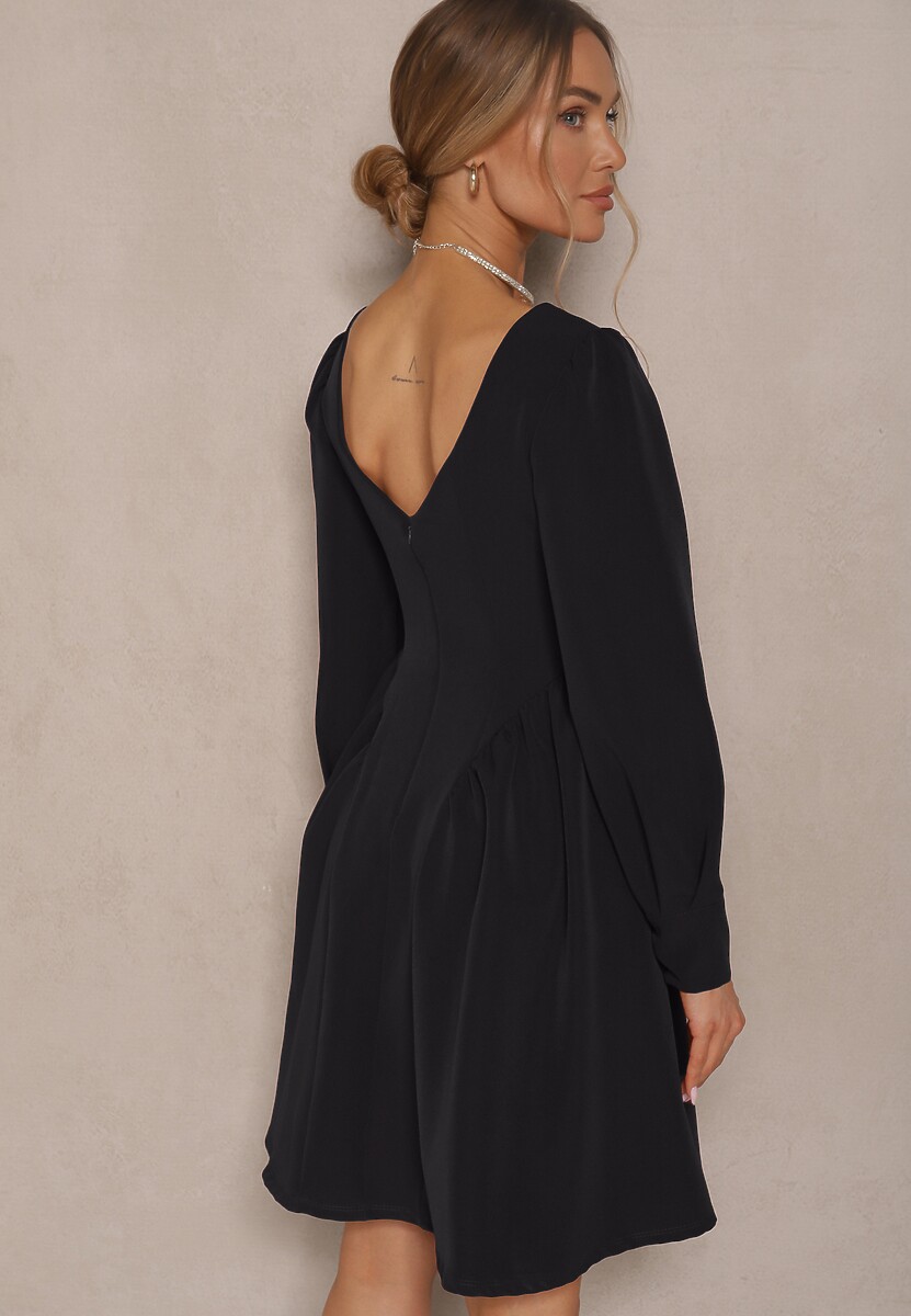 Czarna Sukienka o Rozkloszowanym Kroju Ozdobiona Kwadratowym Dekoltem Katirva