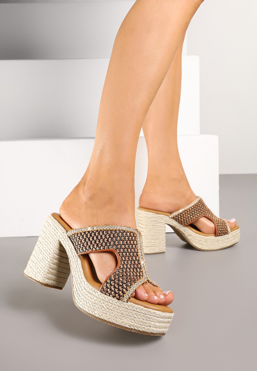Brązowe Klapki na Platformie i Słupku z Wycięciami i Plecionką Palaritia
