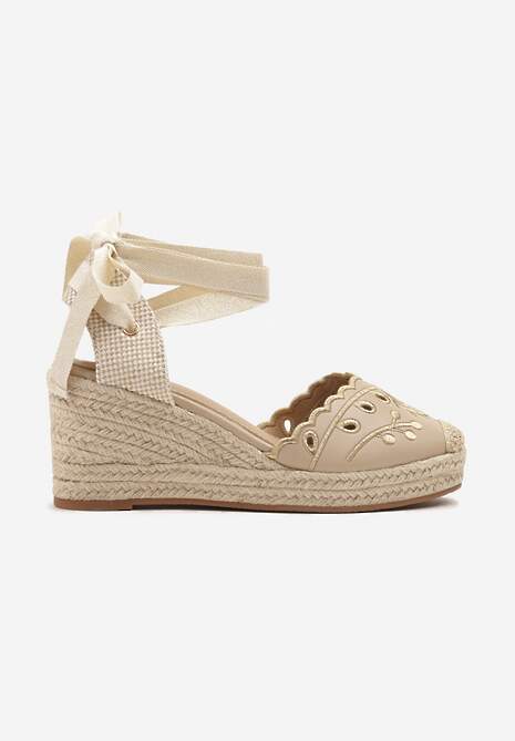 Beżowe Ażurowe Sandały  na Koturnie Ozdobione Wiązaniem Meviorne