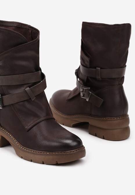Brązowe Botki z Nieregularną Cholewką Zdobioną Paskami i Sprzączkami Zinbelle