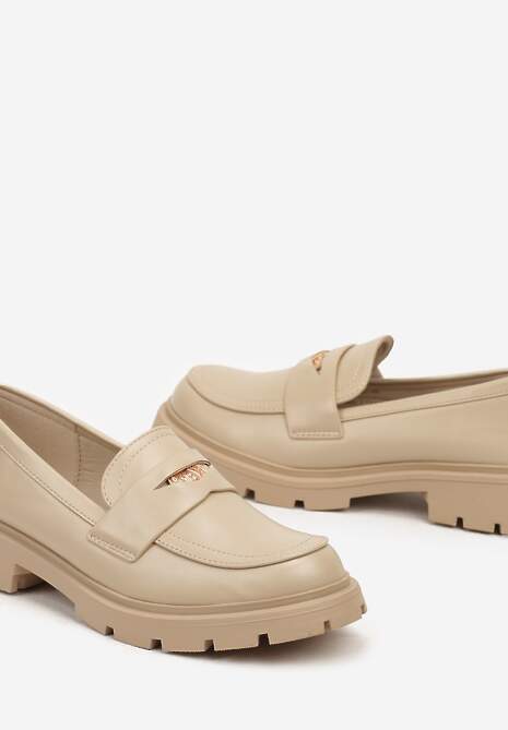 Beżowe Mokasyny o Klasycznym Fasonie ze Złotą Aplikacją Vertana