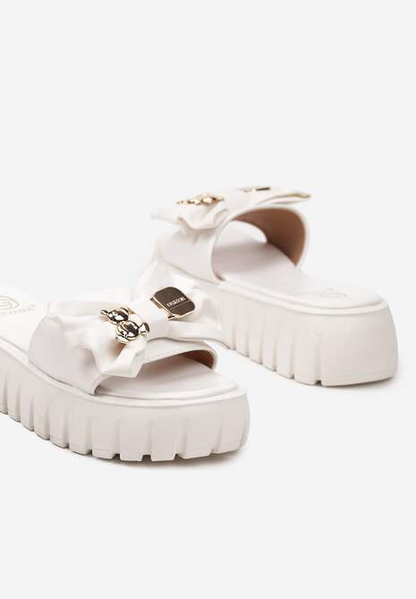 Białe Płaskie Klapki z Ekoskóry z Kokardą i Metalową Ozdobą Zrinna