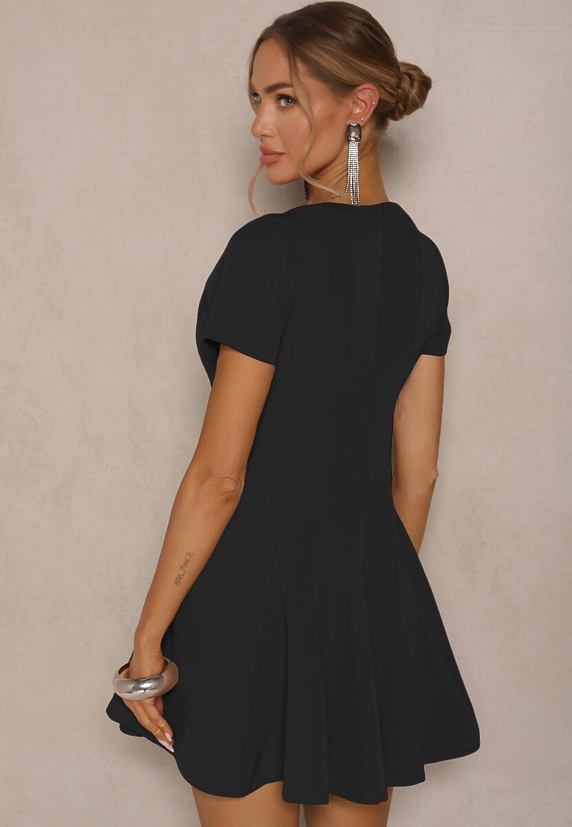 Czarna Sukienka o Rozkloszowanym Kroju na Krótki Rękaw Zdobiona Przeszyciami Mepiza