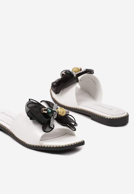 Białe Klapki z Wkładką ze Skóry Naturalnej Ozdobione Kokardą z Cyrkoniami i Koralikami Moallice