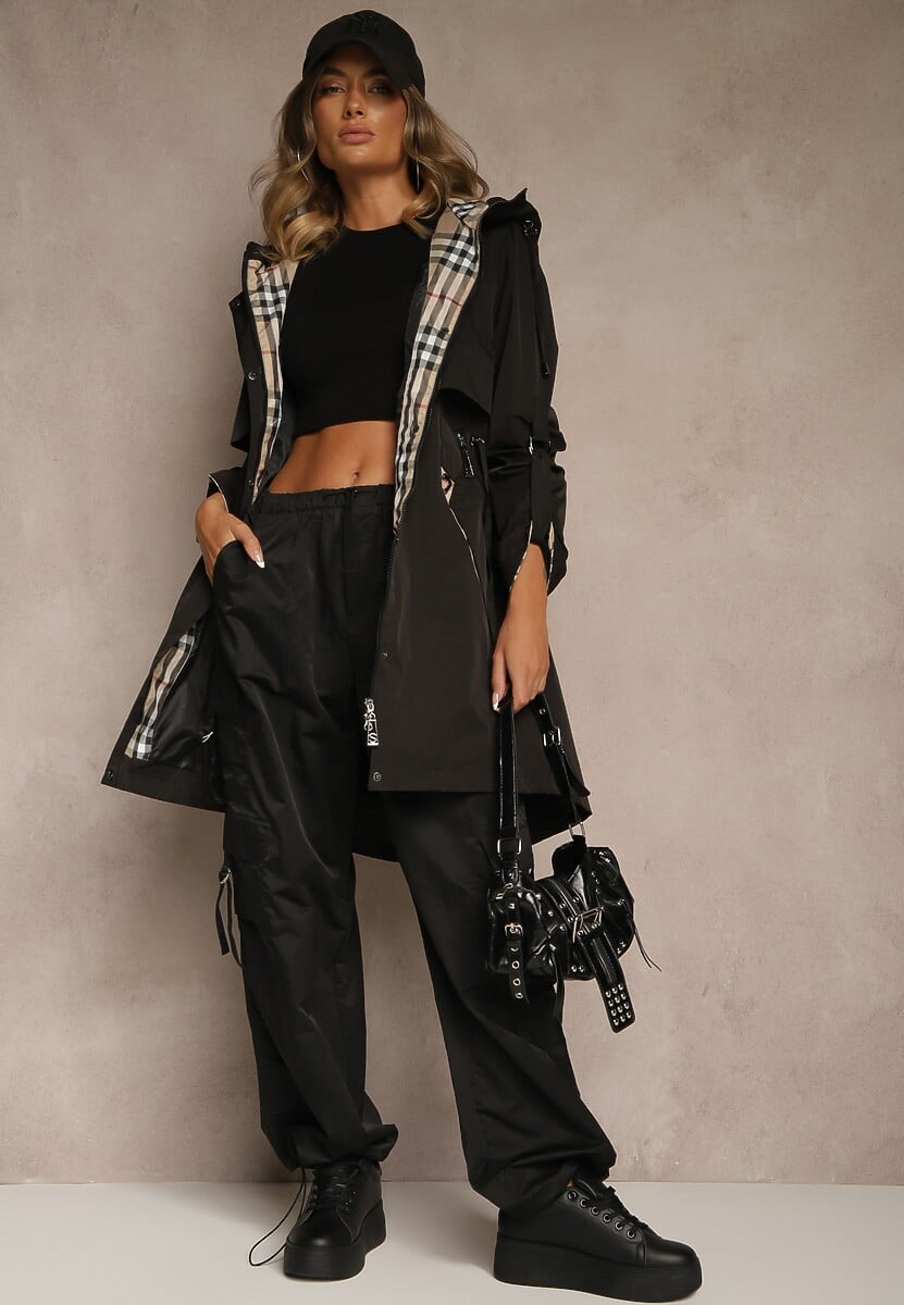 Czarna Kurtka Parka z Kapturem Podpinanymi Rękawami i Printem w Kratę Hallela