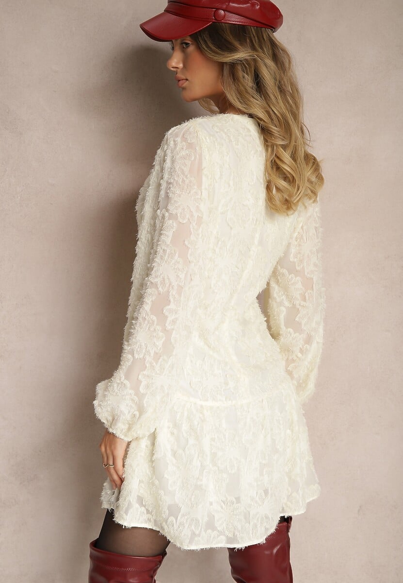 Beżowa Sukienka z Koronki o Taliowanym Fasonie z Kopertową Górą Nelabine