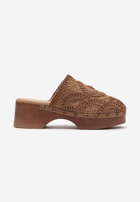 Brązowe Klapki Chodaki Ozdobione Plecionką i Nitami na Grubej Podeszwie Riorella