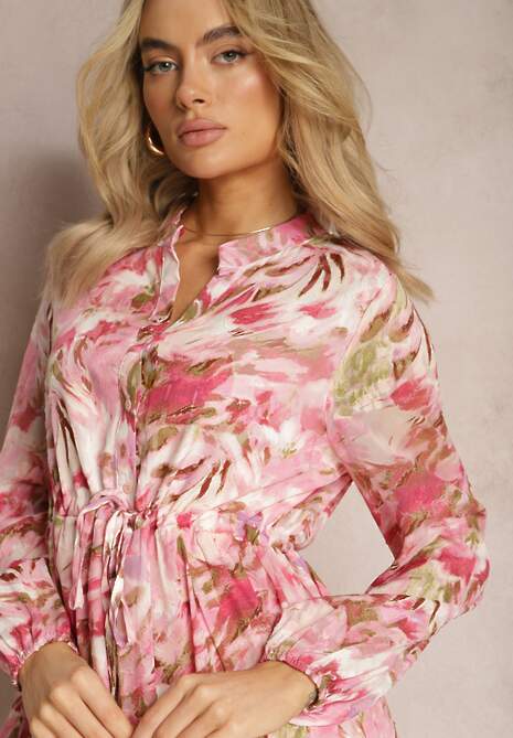 Różowa Sukienka Mini z Długimi Rękawami i Falbanką Ozdobiona Kwiatowym Wzorem Nadkira