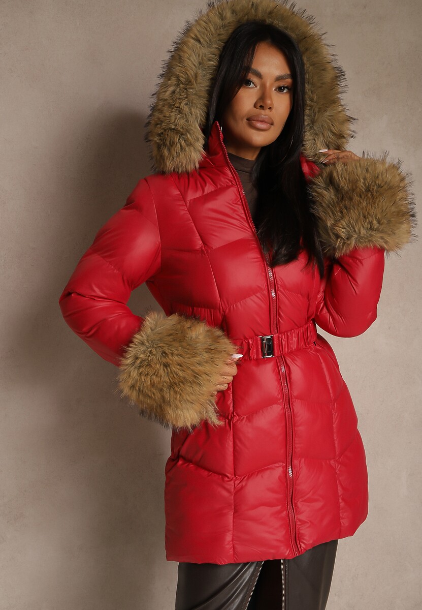 Czerwona Kurtka z Pikowanymi Przeszyciami Kapturem i Futrzanymi Wstawkami Olerrea