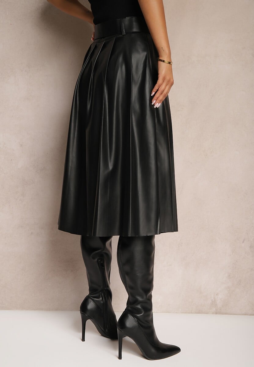 Czarna Plisowana Spódnica w Stylu Preppy o Rozkloszowanym Kroju High Waist z Paskiem Iriviel