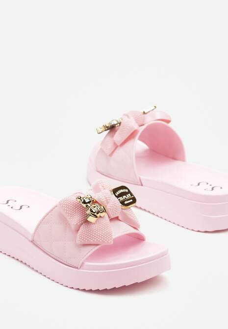 Różowe Klapki na Platformie Ozdobione Pikowaniem Aplikacjami i Kokardą Evelseli