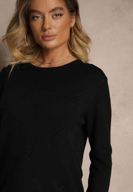 Czarny Sweter o Klasycznym Kroju z Ozdobnymi Guziczkami po Bokach Melornia
