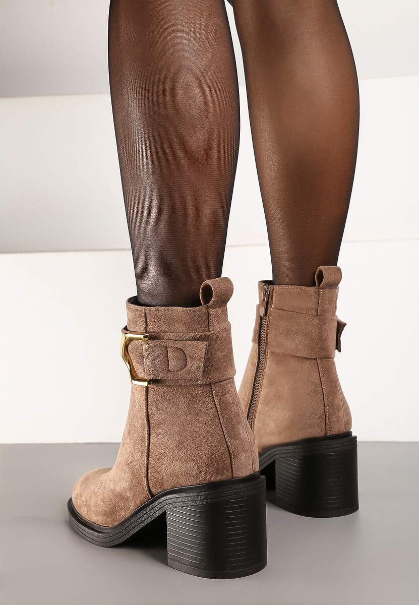 Ciemnobeżowe Botki Sztyblety na Słupku z Ozdobnym Paskiem i Klamrą Irissara