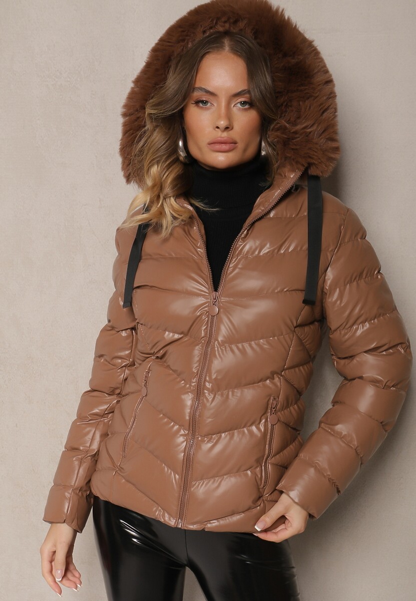 Brązowa Taliowana Kurtka z Pikowanymi Przeszyciami i Kapturem z Futrzanym Wykończeniem Arirra