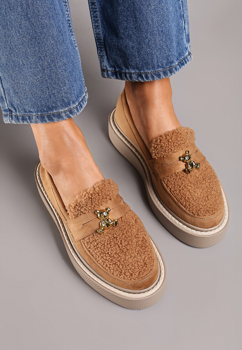 Brązowe Mokasyny z Ekozamszu na Niskiej Platformie Zdobione Futerkiem i Metalowym Detalem Malabra