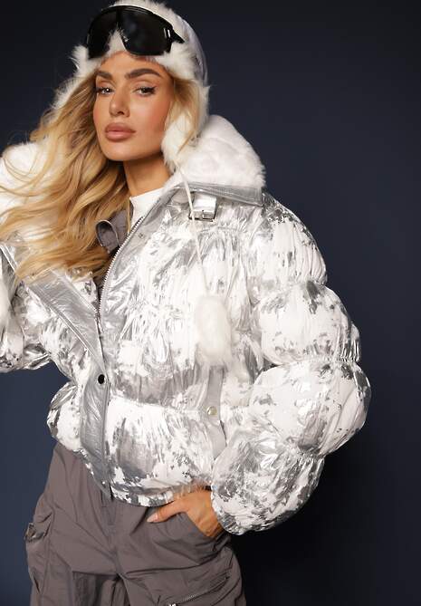 Srebrna Kurtka Pikowana Ozdobiona Futerkiem i Metalicznym Motywem Tatisa