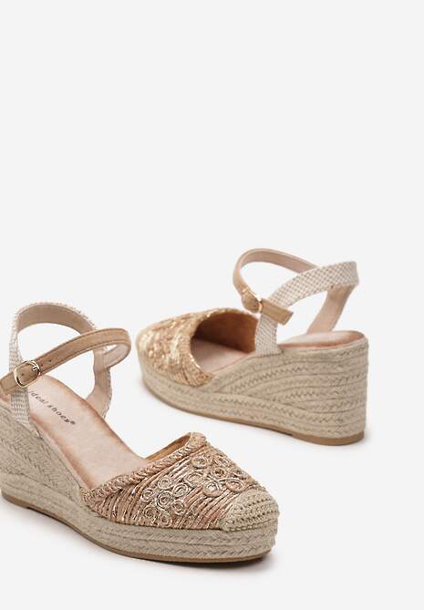 Brązowe Sandały na Koturnie ze Sprzączką i Ozdobną Plecionką Andela