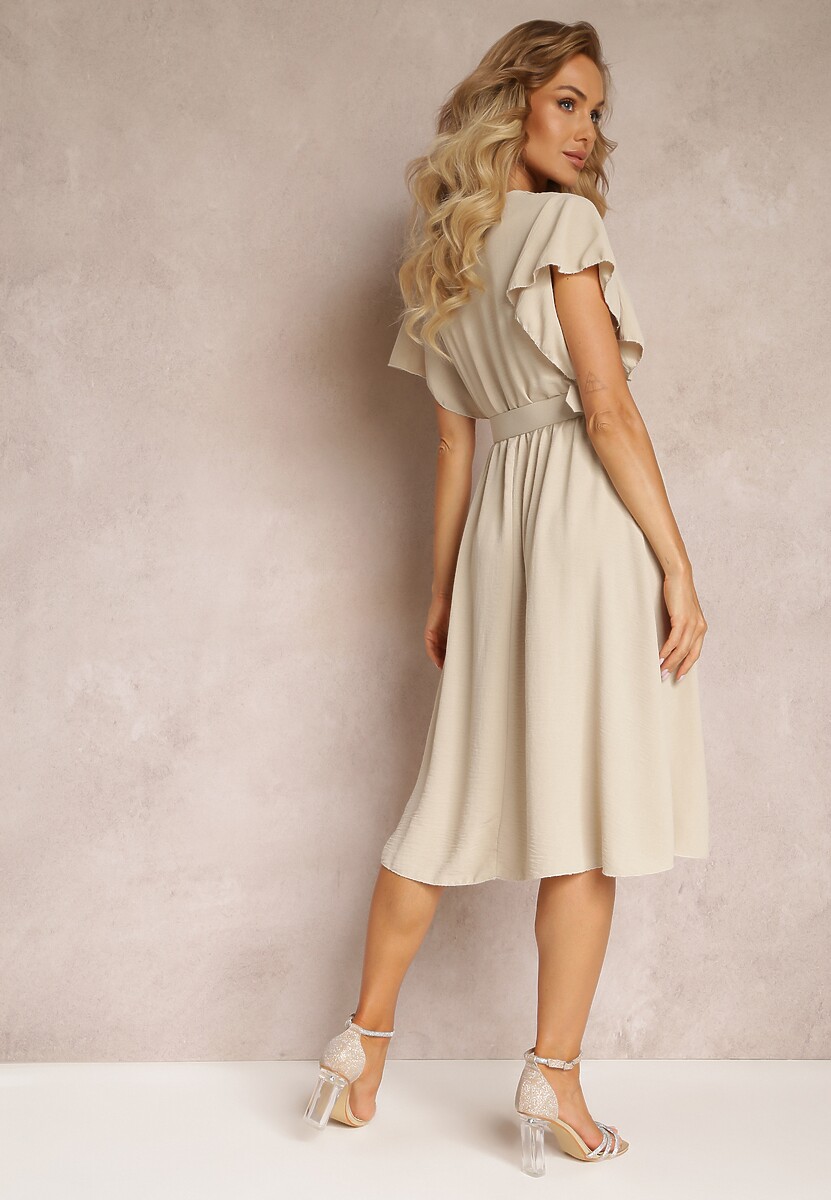 Jasnobeżowa Rozkloszowana Sukienka z Paskiem i Kopertowym Dekoltem Brinea