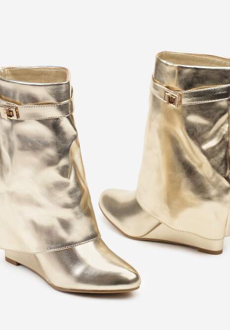 Złote Botki na Koturnie z Wywiniętą Cholewką Ozdobioną Rozpinaną Klamrą Niavin