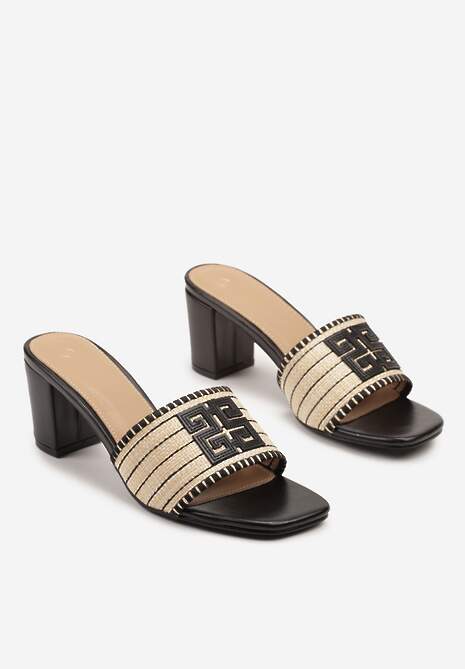 Czarne Klapki na Słupku Ozdobione Geometryczną Aplikacją Mevillane