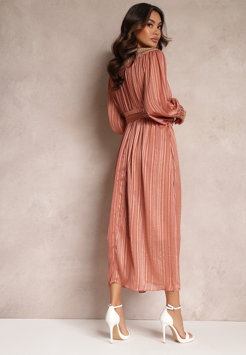 Ciemnoróżowa Metaliczna Sukienka z Ozdobnym Dekoltem i Paskiem Adyson