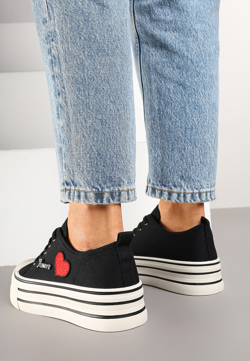 Czarne Trampki na Grubej Podeszwie z Aplikacją i Napisem Eheria