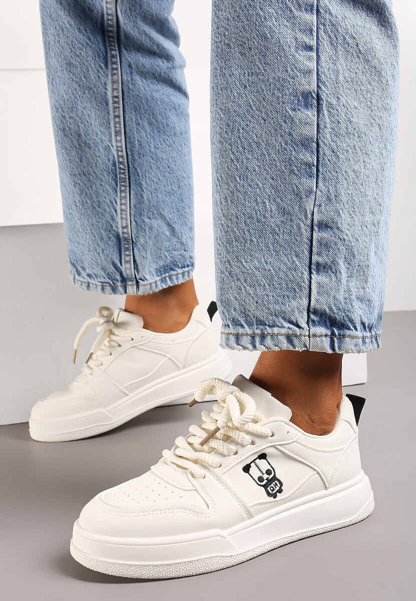 Beżowe Sznurowane Sneakersy z Ekoskóry z Ozdobną Naszywką i Perforacją Vetria