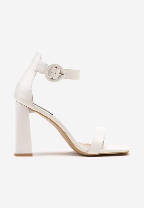 Białe Sandały na Kwadratowym Słupku z Okrągła Sprzączką i Paskiem wokół Kostki Soralise