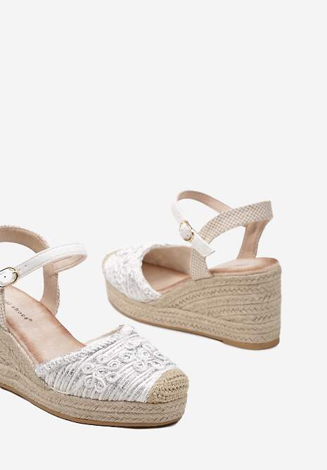 Białe Sandały na Koturnie ze Sprzączką i Ozdobną Plecionką Andela