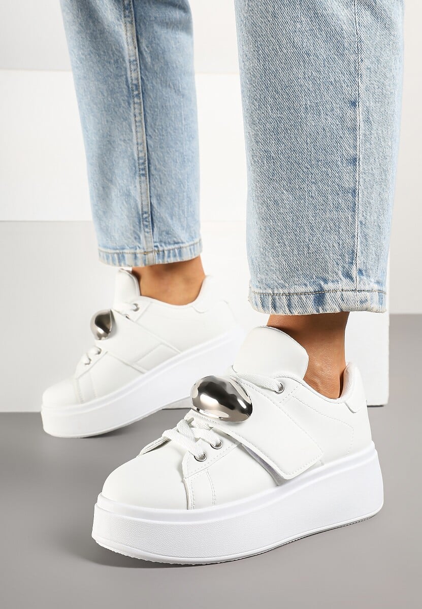 Białe Sneakersyn na Platformie z Metaliczną Aplikacją Welveria