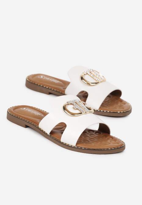 Białe Klapki Ozdobione Cyrkoniami i Metalową Aplikacją Mitioria