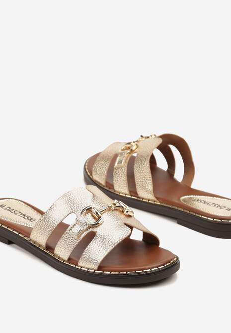 Złote Klapki Ozdobione Wycięciami i Klamrą Arivian