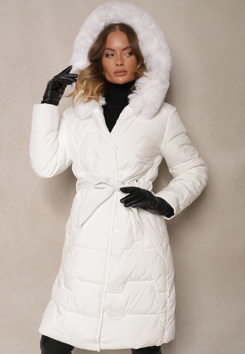 Biała Kurtka z Pikowanymi Przeszyciami i Kapturem z Futerkiem Wiązana w Pasie Attelisse