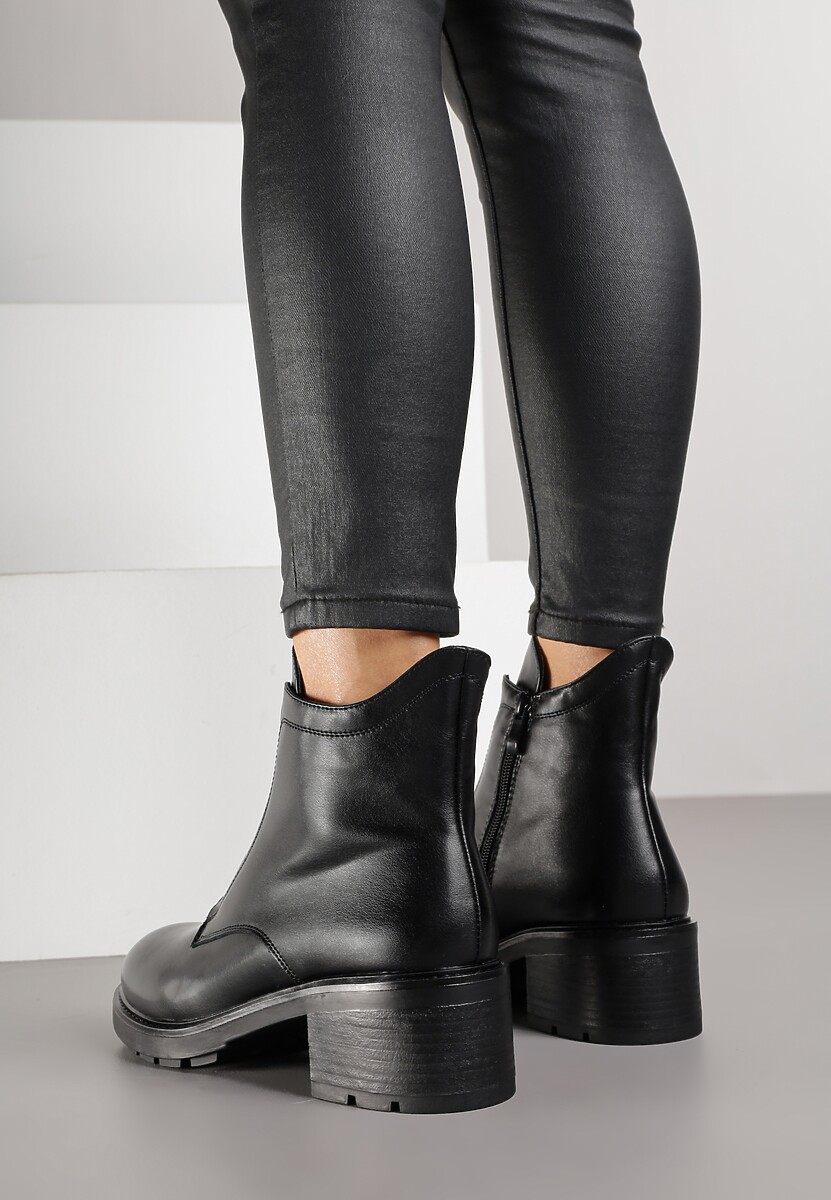 Czarne Botki ze Skóry Naturalnej na Słupku Ozdobione Przeszyciami Deleisa