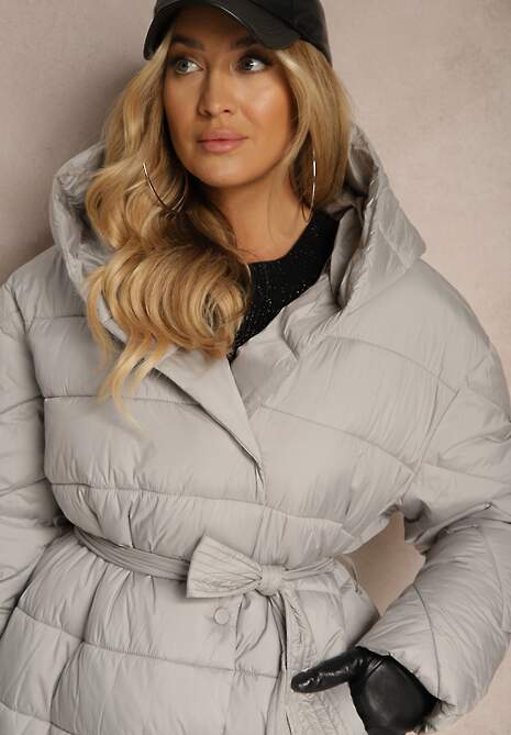 Szara Kurtka z Pikowanym Przeszyciem i Kapturem Zapinana na Napy i Wiązana w Talii Tiliola